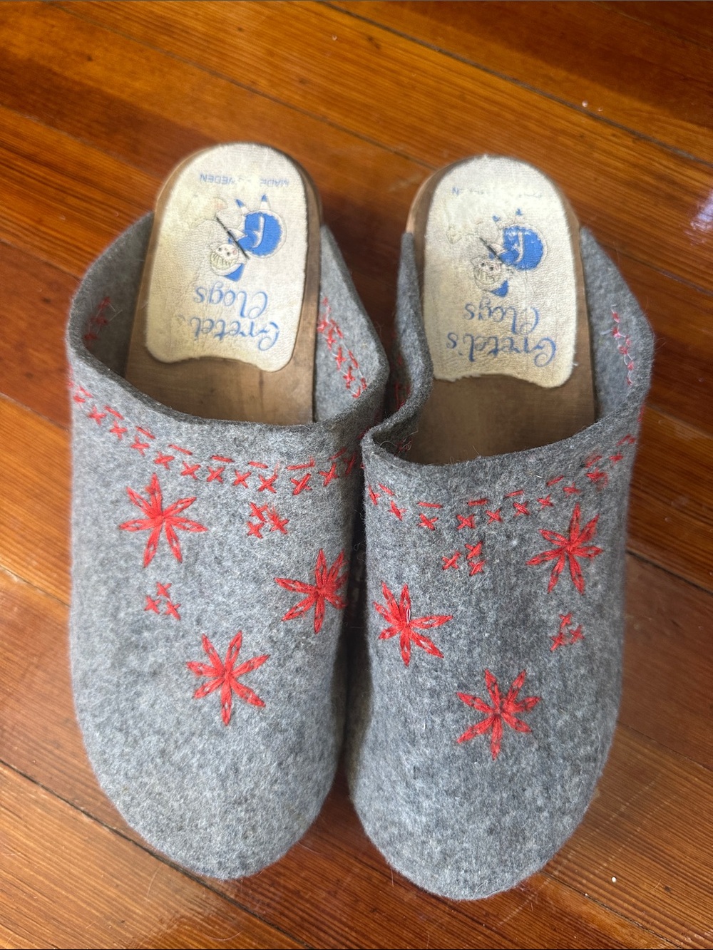 Gretel’s Clogs Grey Felt Slip-On Clog with Red Star Embroidery - Size 40